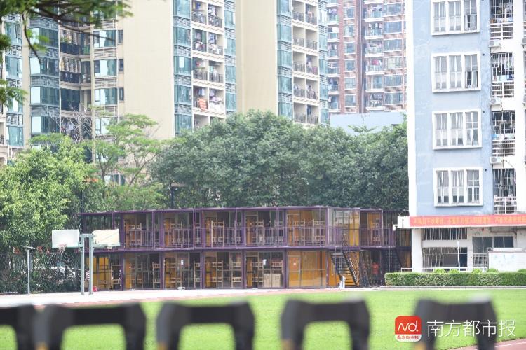 网友反映佛山一学校一间房住百人网友爆料，佛山某学校宿舍一间房住百人，学生住宿条件引关注